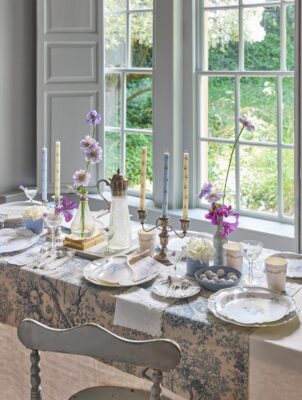 Verspielte Papierdekoration kann edel aussehen. Das beweist das Geschirr von Meri Meri. Das Label gestaltet detailreiche Papierelemente, so den Hasen oder die Becher. Sie lassen sich mit Pastellgeschirr, den ziselierten Gläsern und leichten Stoffservietten stilvoll kombinieren. Schön ist der Effekt, wenn zarte Dekoelemente, wie die Blumen, ergänzt werden.