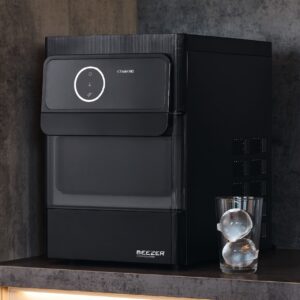 Kristallklare Eiskugeln formt die neue Maschine „Beezer“ von Ritterwerk in toller matter Anmutung. Die Ice Balls sind in nur 90 Minuten fertig. Das Gute ist, dass die Kugeln durch langsames Gefrieren Getränke kühlen, aber nicht verwässern. Für das kompakte Gerät findet sich ein Platz in jeder Küche.