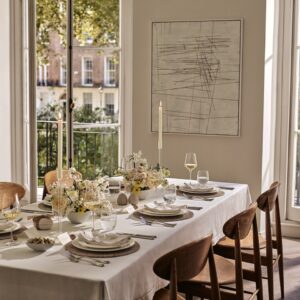 Ein klassisch gedeckter Tisch lebt von zurückhaltender Eleganz. Servietten mit feinen Stickereien, Leinenstoffe und viel Glas veredeln diesen Look. In Kombi mit zarten hellen Blumen-Arrangements entsteht eine ruhige zeitlose Atmosphäre.