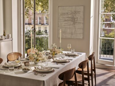 Ein klassisch gedeckter Tisch lebt von zurückhaltender Eleganz. Servietten mit feinen Stickereien, Leinenstoffe und viel Glas veredeln diesen Look. In Kombi mit zarten hellen Blumen-Arrangements entsteht eine ruhige zeitlose Atmosphäre.