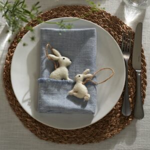 Wenn man die Hasen ansieht, wird einem regelrecht warm ums Herz, so niedlich sehen sie aus. So verwandelt ein kleiner Hase eine schlichte Serviette in ein festliches Detail. Von The White Company.