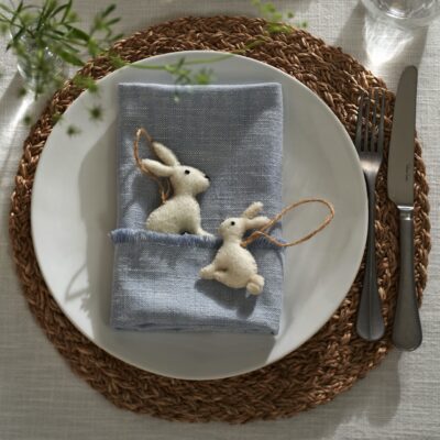 Wenn man die Hasen ansieht, wird einem regelrecht warm ums Herz, so niedlich sehen sie aus. So verwandelt ein kleiner Hase eine schlichte Serviette in ein festliches Detail. Von The White Company.