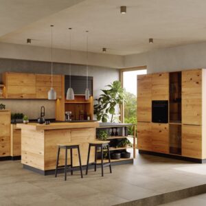 Holz wohin man auch schaut. Der Wohn-Essbereich macht klar, wie sehr sich Küchen heute zum Lebensraum entwickelt haben. Durch die großzügige Raumstruktur, wirken die massiven Holzmöbel keinesfalls zu schwer. Grünpflanzen lockern zusätzlich auf. Küche von Walden.