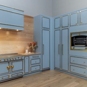 La Cornue bringt mit dieser Küche französische Eleganz und zarte Blautöne zusammen. Die klassischen Kassettenfronten, goldfarbenen Beschläge und der ikonische Range Cooker verleihen dem Raum eine luxuriöse, beinahe couturehafte Wirkung. Das helle Blau nimmt der opulenten Gestaltung dabei jede Schwere.