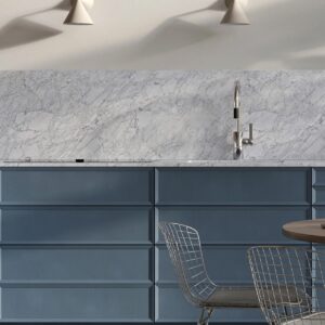 Helsingö interpretiert die klassische Küchenfront mit Kassetten auf elegante Art und Weise. Richtig gut passt dazu das tiefe Blau. Verstärkt wird der Stil durch hochwertigen Marmor. Der gemusterte Boden verleiht dem Raum zusätzlich Lebendigkeit.