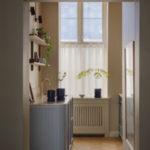 Das passt perfekt in einen Altbau oder auch als Statement in eine minimalistische Küche. Hübsch sind die glasierten Keramiktöpfe in kräftigem Blau. Sie verschönern die Fensterbank, von Bergs Potter.