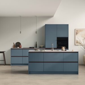 Diese puristische Küchenplanung von Kvik interpretiert Blau sehr architektonisch. Die matte Oberfläche in tiefem „Blue Matt“ erzeugt eine elegante Wirkung. Die klaren Linien, die großzügige Insel und der reduzierte Materialmix zeigen, wie „erwachsen“ Blautöne in Küchen eingesetzt werden können.