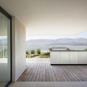 Die Premium-Outdoor-Küche „Burn Sol“ von Burn Outdoor Kitchen ist wie eine Indoor-Küche konzipiert und kann dennoch das ganze Jahr über draußen bleiben. Das ermöglicht das unverwüstliche Material. Mit der Linienführung verbindet sie Architektur mit der natürlichen Umgebung.