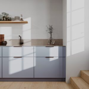 Die helle Küche zeigt softes Blau wirklich ganz dezent und erinnert an ein schwedisches Sommerhaus. Die zurückhaltenden Fronten harmonieren mit warmem Holz, den offenen Regalböden und den modernen Accessoires.