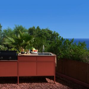 Küche „Goosto“ aus Aluminium von Fermob ist wirklich ein optisches Schmankerl und ein toller Farbtupfer im Garten mit dem Terracotta-Ton. Die Farbe sollte gut gepflegt werden, damit sie lange schön bleibt.