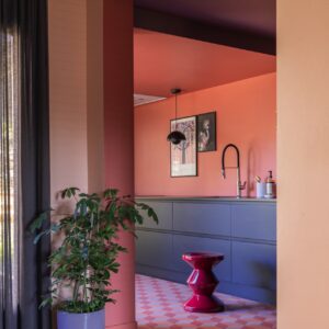 Miss Pompadour kombiniert in diesem Interior sanftes Blau mit warmen Terrakottatönen. Beide Farben des Herstellers machen durch den gelungenen Kontrast die Farbwelt sehr zeitgemäß. Das kühle Blau erscheint neben den erdigen Nuancen noch weicher und stimmungsvoller. Das Beispiel beweist, dass helle Blautöne längst nicht nur mit Weiß oder Grau harmonieren, sondern auch mit warmen Akzentfarben spannende Räume schaffen.