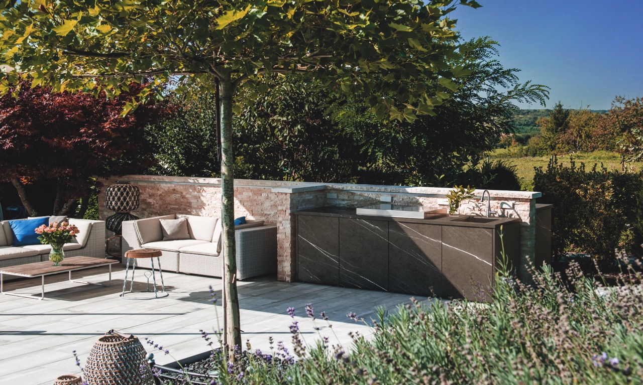 Moderne Outdoor-Küchen sind mehr als eine mobile Grillstation. Sie folgen einer klaren Architektursprache. Die „Infinity“ Küche von OCQ wird nach bestimmten Kriterien geplant. Standort und Klima werden analysiert, genau wie die Abläufe. Materialien und Oberflächen werden präzise auf das Farb- und Materialkonzept der Haus-Architektur angepasst.