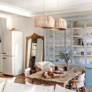 So stilvoll zeigt sich die Landhausnote bei dieser Küche von Plum Living. Der große Vitrinen-Schrank als Akzent lässt Blau edel daherkommen. Die leicht verwitterte Blaunuance erinnert an französische Landhäuser und verbindet sich mit Naturholz, Leinen und Korbleuchten zu einer entspannten, fast mediterranen Atmosphäre.