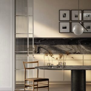 „Silver Wave“ heißt die luxuriöse Küchenrückwand aus Feinsteinzeug von Sapienstone. Sie begeistert mit ihrem silbrigen Finish. Rillen haben sich an zwei Stellen in die Küche eingeschlichen. Einmal bei der filigranen Glas-Schiebetür und beim fast monumentalen Tisch. Dezent eingesetzt, aber mit großer Wirkung.