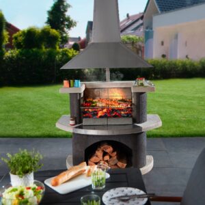 Grillstation und gemütliche Feuerstelle, beides ist der Grillkamin von Buschbeck. Neben typischem Grillgut lassen sich darin Pizza, Brot oder Aufläufe zubereiten. Aus dem gusseisernen Topf gibt es Schmorgerichte. Durch die massive Bauweise wird Hitze besonders lange gespeichert. Er ist mit Holzkohle oder Holz zu nutzen, ca. 550 Euro.