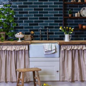 Metrofliesen gehören zu den großen Dauerbrennern der Küchenplanung. Bekannt ist vor allem die weiße Variante. Die tiefblauen Fliesen der „Isles Collection“ von Marlborough Tiles sind aus handglasierter Keramik. Sie geben einer Küche mit britischer Note zusätzliche Eleganz.