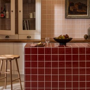 Kräftige Farben kehren langsam in die Küche zurück. Die Fliesen der „Chroma Collection“ in „Tuscan Red“ haben ein glossiges Finish. Sie greifen die warmen Rot- und Terrakottatöne südlicher Architektur auf, wirken durch ihr klares Raster jedoch zeitgemäß. Gut ist die Idee, die Fliesen nicht nur an der Wand, sondern auch zur Verkleidung von Kücheninseln einzusetzen. Dadurch wird die Keramik selbst zum prägenden Gestaltungselement des Raumes, von Marlborough Tiles.