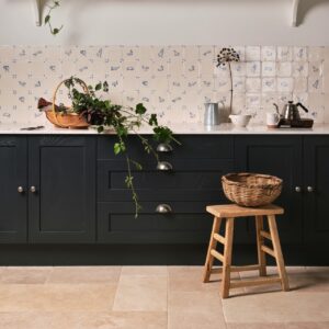 Die schönsten Fliesen haben oft eine sehr individuelle Optik. Die „Wilding Collection“ von Marlborough Tiles sieht aus wie von Hand bemalt. Die Tier-Motive haben ein schönes leuchtendes Blau. Die Kombination mit großformatigen Bodenfliesen und dunklen Fronten schafft eine ausgewogene Balance zwischen dekorativer Wandgestaltung und zeitloser Ruhe. Die Wandfliesen werden aus Keramik hergestellt.