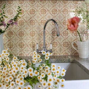 Musterfliesen erleben derzeit eine Renaissance, allerdings erkennbar subtiler als in den vergangenen Jahrzehnten. Die Keramik-Fliesen der „Ana Collection“ von Marlborough Tiles greifen historische Ornamentik auf und verbinden sie mit einer zurückhaltenden Farbpalette. Dadurch entwickelt sich eine Oberfläche, die an traditionelle britische Landhäuser erinnert, ohne zu nostalgisch zu wirken.