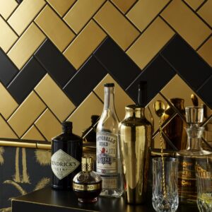 Gold zeigt sich immer glamourös. Wer eine außergewöhnliche Einrichtung mag, kann darin goldfarbene Fliesen integrieren. Das passt zum Boudoir- oder Art Déco-Stil. Modern ist die Verbindung mit den schwarzen Fliesen und dem Fischgrätmuster. Fliesen „Gold Half Tile“ von Original Style. Besonders in Bars, Nischen oder offenen Küchenbereichen entstehen dadurch absolute Schmuckstücke an der Wand.