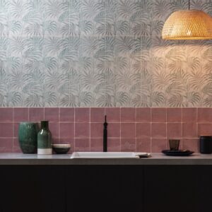 Die Kombination aus den floralen und den altrosafarbenen Wandfliesen beweist, wie lässig Fliesenbereiche gestaltet werden können. Interessant ist das Zusammenspiel unterschiedlicher Formate und Oberflächen, welches der Wand eine außergewöhnliche Materialität verleiht, von Original Style.