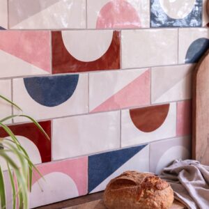 Die Wandgestaltung „Shape Play Horizon“ von Decorum Tiles spielt mit geometrischen Formen, Bögen und grafischen Farbflächen. Die Fliesen werden gezielt als Akzent gewählt und verwandeln die Küchenrückwand in einen zeitgemäßen Eyecatcher. Erhältlich in verschiedenen Farbwelten.