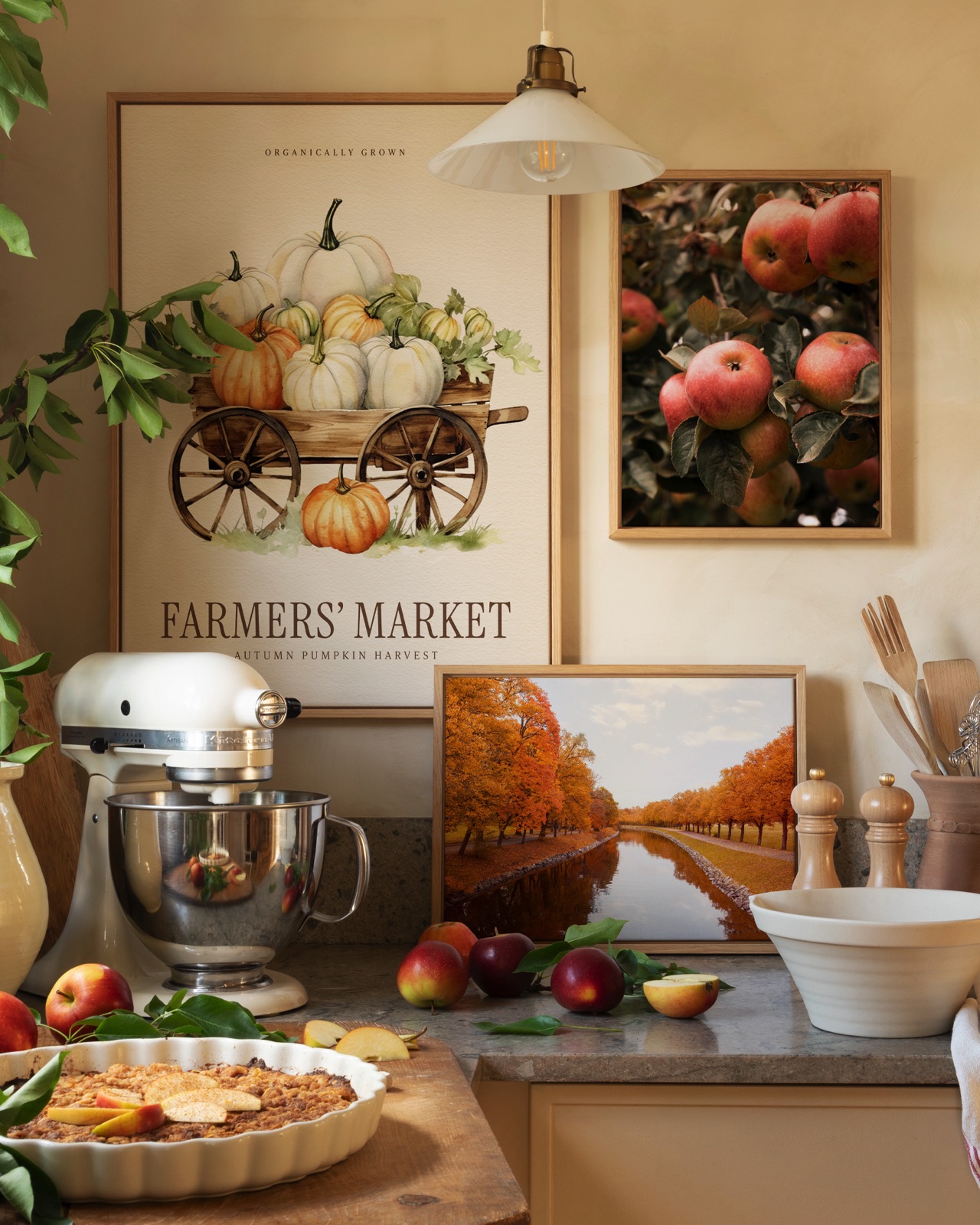 Kürbisse, Äpfel und leuchtendes Laub zaubern die Farben der Ernte an die Küchenwand. In schlichten Holzrahmen wirkt die herbstliche Bildergalerie natürlich und modern zugleich. Alle Bilder: Poster Store. | KÜCHEN JOURNAL Kürbisse, Äpfel und leuchtendes Laub zaubern die Farben der Ernte an die Küchenwand. In schlichten Holzrahmen wirkt die herbstliche Bildergalerie natürlich und modern zugleich. Alle Bilder: Poster Store.' Market poster, apples on the counter, and a white stand mixer.
