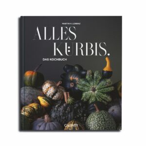 Auch Kürbis ist ein Highlight im Herbst und kann auf ganz unterschiedliche Weise zubereitet werden. In seinem neuen Kochbuch „Alles Kürbis“ versammelt Martin H. Lorenz 70 Rezepte internationaler Spitzenköchinnen und -köche, die das köstliche Gemüse vielseitig zubereiten. Mal simpel, mal raffiniert. Erschienen im Callwey Verlag, 45 Euro.