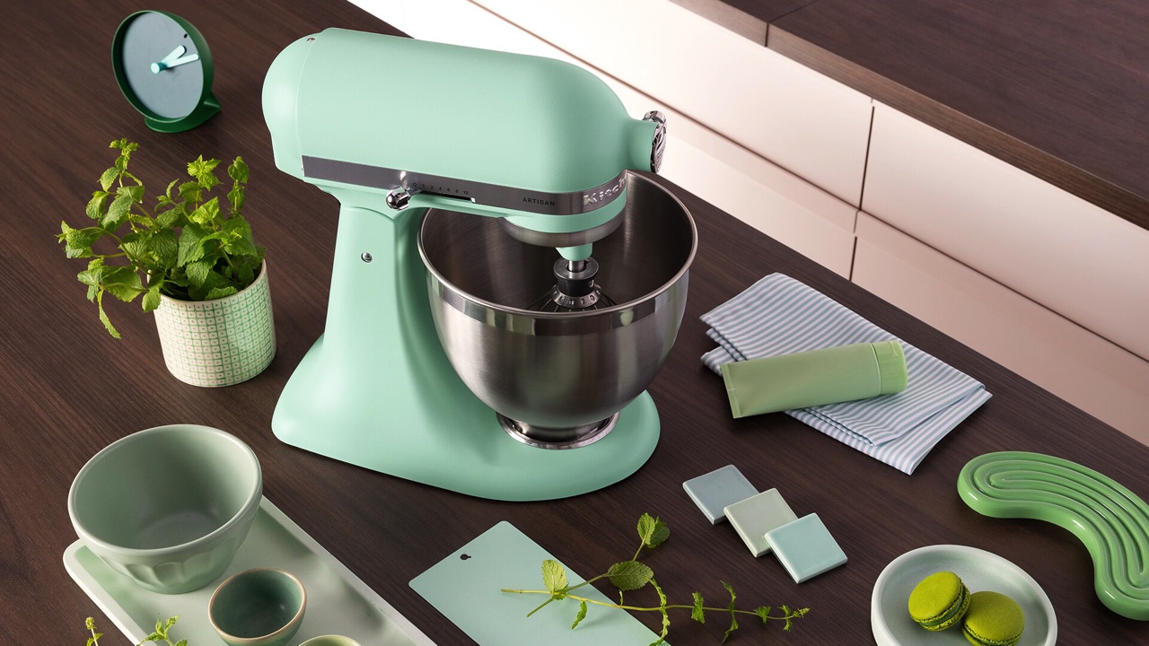 Die KitchenAid Küchenmaschine in der Farbe des Jahres 2026: Spearmint. | KÜCHEN JOURNAL Die KitchenAid Küchenmaschine in der Farbe des Jahres 2026: Spearmint.