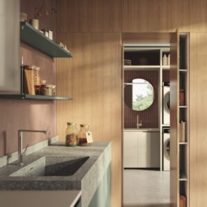 Bei der Küchenlinie „Essenza“ von Scavolini kommt Holz großflächig zum Einsatz. Der Einbauschrank, der die Küche vom Haushaltsraum trennt, ist nicht nur optisch ein Highlight, er ist auch super praktisch, da er sehr viel Stauraum bietet.