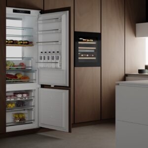 Mit durchdachten Frischezonen, großzügigem Stauraum und klarer Linienführung fügt sich das Einbaugerät von Küppersbusch harmonisch in die Küche ein. Super ist auch der separate Weinklimaschrank. | KÜCHEN JOURNAL Mit durchdachten Frischezonen, großzügigem Stauraum und klarer Linienführung fügt sich das Einbaugerät von Küppersbusch harmonisch in die Küche ein. Super ist auch der separate Weinklimaschrank.