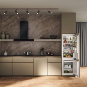 Für jede Mahlzeit greifen wir in den Kühlschrank. Egal ob es das Frühstück, der Snack für zwischendurch ist oder das Obst. Die Kühl- und Gefrierkombination von Bauknecht hat eine gelungene Innenraumaufteilung. Dadurch sind alle Ablagen gut erreichbar und man hat alles sofort griffbereit. Ein getrenntes No-Frost-System sorgt dafür, dass Gerüche vermieden werden. | KÜCHEN JOURNAL Für jede Mahlzeit greifen wir in den Kühlschrank. Egal ob es das Frühstück, der Snack für zwischendurch ist oder das Obst. Die Kühl- und Gefrierkombination von Bauknecht hat eine gelungene Innenraumaufteilung. Dadurch sind alle Ablagen gut erreichbar und man hat alles sofort griffbereit. Ein getrenntes No-Frost-System sorgt dafür, dass Gerüche vermieden werden.