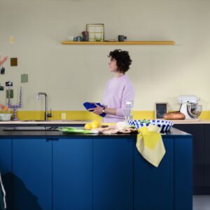 Kräftiges Kobaltblau, warmes Sonnengelb und natürliche Holztöne bilden ein spannendes Farbtrio. Die Kombination wirkt kraftvoll, ohne unruhig zu erscheinen, und zeigt, wie sich intensive Farben mit wenigen Akzenten harmonisch in moderne Küchen integrieren lassen. | KÜCHEN JOURNAL Kräftiges Kobaltblau, warmes Sonnengelb und natürliche Holztöne bilden ein spannendes Farbtrio. Die Kombination wirkt kraftvoll, ohne unruhig zu erscheinen, und zeigt, wie sich intensive Farben mit wenigen Akzenten harmonisch in moderne Küchen integrieren lassen.