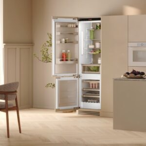 Flächenbündig integrierte Kühl- und Gefrierkombinationen verbinden zeitloses De-sign mit intelligenter Frischetechnologie. Der Innenraum ist in Beige ausgestattet, das wirkt sehr elegant. Außerdem lässt er sich flexibel gestalten. | KÜCHEN JOURNAL Flächenbündig integrierte Kühl- und Gefrierkombinationen verbinden zeitloses De-sign mit intelligenter Frischetechnologie. Der Innenraum ist in Beige ausgestattet, das wirkt sehr elegant. Außerdem lässt er sich flexibel gestalten.
