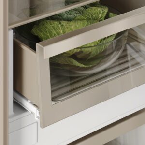 Großzügige Frischeschubladen mit regulierbarer Luftfeuchtigkeit schaffen ideale Lagerbedingungen für Gemüse und Salate. Das verlängert die Haltbarkeit und be-wahrt Aroma sowie Knackigkeit. | KÜCHEN JOURNAL Großzügige Frischeschubladen mit regulierbarer Luftfeuchtigkeit schaffen ideale Lagerbedingungen für Gemüse und Salate. Das verlängert die Haltbarkeit und be-wahrt Aroma sowie Knackigkeit.