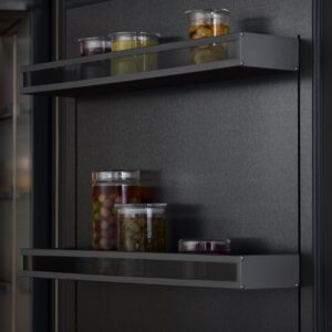 Die Vario-Kühlgeräte der „Expressive“ Serie verbinden architektonische Klarheit mit einer durchdachten Innenraumorganisation. Hochwertige Materialien und präzise Verarbeitung unterstreichen den Anspruch von Gaggenau. | KÜCHEN JOURNAL Die Vario-Kühlgeräte der „Expressive“ Serie verbinden architektonische Klarheit mit einer durchdachten Innenraumorganisation. Hochwertige Materialien und präzise Verarbeitung unterstreichen den Anspruch von Gaggenau.