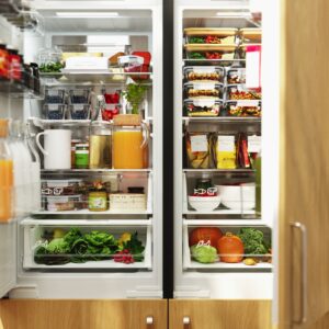 Nicht nur die Technik des Kühlschrankes ist wichtig, er sollte auch sinnvoll einge-räumt werden. Ein gut organisierter Kühlschrank spart Energie, da man nicht lange bei geöffneter Tür nach dem gewünschten Lebensmittel suchen muss. Außerdem sind die Speisen länger haltbar, wenn sie richtig aufbewahrt werden. Bereits geöff-nete Speisen lassen sich ideal in den transparenten Vorratsbehältern aus der Serie „365+“ von Ikea lagern. | KÜCHEN JOURNAL Nicht nur die Technik des Kühlschrankes ist wichtig, er sollte auch sinnvoll einge-räumt werden. Ein gut organisierter Kühlschrank spart Energie, da man nicht lange bei geöffneter Tür nach dem gewünschten Lebensmittel suchen muss. Außerdem sind die Speisen länger haltbar, wenn sie richtig aufbewahrt werden. Bereits geöff-nete Speisen lassen sich ideal in den transparenten Vorratsbehältern aus der Serie „365+“ von Ikea lagern.