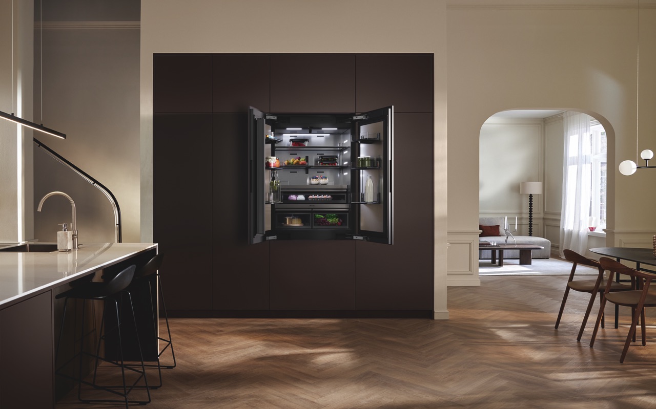 Hinter der eleganten Möbelfront verbirgt sich modernste Kühltechnik mit intelligen-ten Frischebereichen. Ein feiner Wassernebel trägt dazu bei, dass Obst und Gemü-se über viele Tage appetitlich sind. Der Innenraum ist perfekt ausgeleuchtet. | KÜCHEN JOURNAL Hinter der eleganten Möbelfront verbirgt sich modernste Kühltechnik mit intelligen-ten Frischebereichen. Ein feiner Wassernebel trägt dazu bei, dass Obst und Gemü-se über viele Tage appetitlich sind. Der Innenraum ist perfekt ausgeleuchtet.