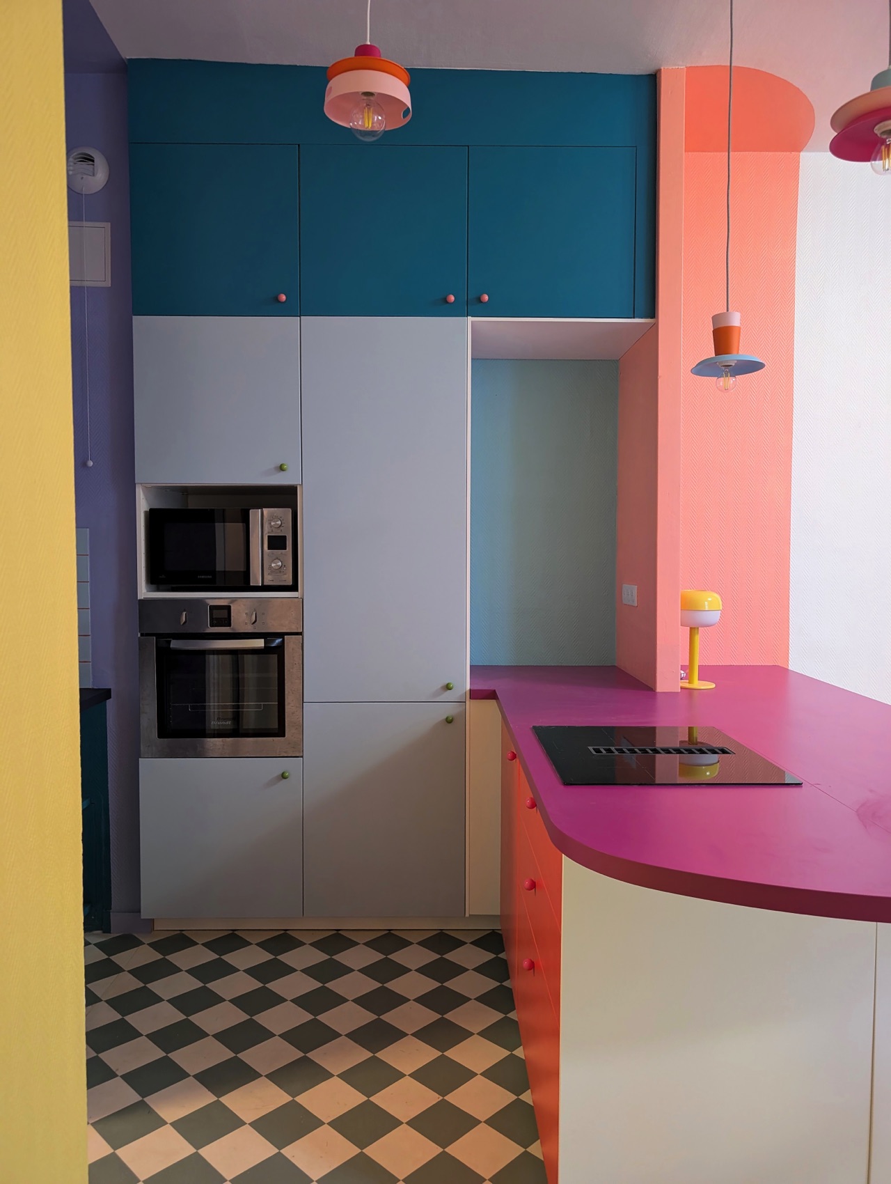 Mut zur Farbe zeigt diese Küche, die mit den Farben von Miss Pompadour gestrichen wurde. Die Kombination aus „Grün mit Lagune“, „Rosa mit Rosenholz“, „Orange mit Spritz“, „Blau mit Veilchen“, „Blau mit Wolke“ und „Gelb mit Sonne“ beweist, dass kräftige Töne überraschend harmonisch zusammenspielen können und dem Raum eine unverwechselbare Persönlichkeit verleihen. | KÜCHEN JOURNAL Mut zur Farbe zeigt diese Küche, die mit den Farben von Miss Pompadour gestrichen wurde. Die Kombination aus „Grün mit Lagune“, „Rosa mit Rosenholz“, „Orange mit Spritz“, „Blau mit Veilchen“, „Blau mit Wolke“ und „Gelb mit Sonne“ beweist, dass kräftige Töne überraschend harmonisch zusammenspielen können und dem Raum eine unverwechselbare Persönlichkeit verleihen.