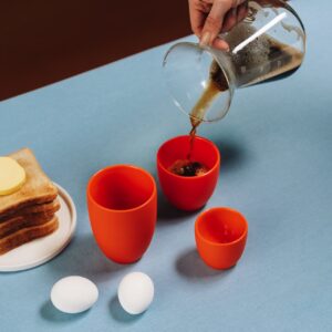 Die Becherkollektion „The Mug“ von Rosenthal wird mit ihren leuchtenden Farben zum fröhlichen Hingucker auf dem Frühstückstisch. Sie besteht aus doppelwandigem Porzellan. Das Geschirr ist außen matt und innen glänzend. Je Becher ca. 25 Euro. | KÜCHEN JOURNAL Die Becherkollektion „The Mug“ von Rosenthal wird mit ihren leuchtenden Farben zum fröhlichen Hingucker auf dem Frühstückstisch. Sie besteht aus doppelwandigem Porzellan. Das Geschirr ist außen matt und innen glänzend. Je Becher ca. 25 Euro.