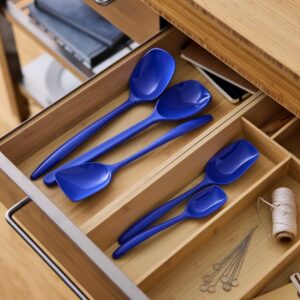 Die Küchenhelfer der „Classic“-Serie von Rosti in „Electric Blue“ bestehen aus hitzebeständigem Kunststoff. Sie eignen sich zum Kochen, Rühren und Servieren und setzen schon in der Schublade einen kräftigen Farbakzent, ab ca. 8 Euro. | KÜCHEN JOURNAL Die Küchenhelfer der „Classic“-Serie von Rosti in „Electric Blue“ bestehen aus hitzebeständigem Kunststoff. Sie eignen sich zum Kochen, Rühren und Servieren und setzen schon in der Schublade einen kräftigen Farbakzent, ab ca. 8 Euro.