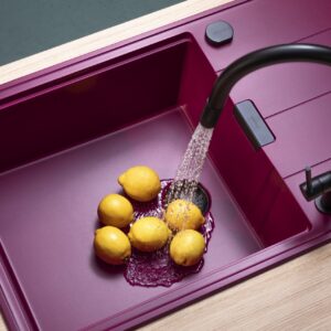 Die Spüle „Triad 100L“ von Schock in der Farbe „Berry“ setzt mit ihrem intensiven Beerenton ein selbstbewusstes Statement. Das Quarzkompositmaterial „CRISTADUR®“ ist besonders widerstandsfähig und pflegeleicht. Zusammen mit der warmen Holzarbeitsplatte wirkt die kräftige Farbe ausgewogen. | KÜCHEN JOURNAL Die Spüle „Triad 100L“ von Schock in der Farbe „Berry“ setzt mit ihrem intensiven Beerenton ein selbstbewusstes Statement. Das Quarzkompositmaterial „CRISTADUR®“ ist besonders widerstandsfähig und pflegeleicht. Zusammen mit der warmen Holzarbeitsplatte wirkt die kräftige Farbe ausgewogen.