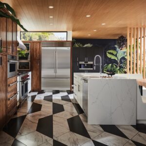 Der großzügige French-Door-Kühlschrank von Sub-Zero setzt mit seiner markanten Edelstahlfront einen eleganten Akzent in der warmen Holzarchitektur. Präzise Kühl-technik und ein durchdachter Innenraum erfüllen höchste Ansprüche an Frische und Komfort. | KÜCHEN JOURNAL Der großzügige French-Door-Kühlschrank von Sub-Zero setzt mit seiner markanten Edelstahlfront einen eleganten Akzent in der warmen Holzarchitektur. Präzise Kühl-technik und ein durchdachter Innenraum erfüllen höchste Ansprüche an Frische und Komfort.