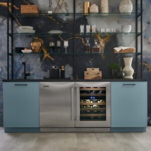 Die elegante Kühl- und Weinlösung von Sub-Zero vereint präzise Frischetechnolo-gie mit anspruchsvollem Möbeldesign. Kühlgerät und Weinklimaschrank mit Edel-stahlfront fügen sich nahtlos in die Wohnküche ein. | KÜCHEN JOURNAL Die elegante Kühl- und Weinlösung von Sub-Zero vereint präzise Frischetechnolo-gie mit anspruchsvollem Möbeldesign. Kühlgerät und Weinklimaschrank mit Edel-stahlfront fügen sich nahtlos in die Wohnküche ein.