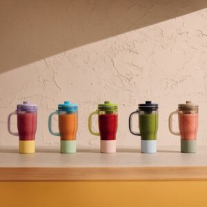 Die farbigen To-Go-Becher des „BlendBoss“ von Ninja dienen zugleich als Mixbehälter. Smoothies, Proteinshakes oder Fruchtgetränke werden direkt im Becher zubereitet und können anschließend mit einem auslaufsicheren Deckel bequem unterwegs genossen werden. Es gibt sie in vielen frischen Farben. Ein echtes Designstatement für die Küche. | KÜCHEN JOURNAL Die farbigen To-Go-Becher des „BlendBoss“ von Ninja dienen zugleich als Mixbehälter. Smoothies, Proteinshakes oder Fruchtgetränke werden direkt im Becher zubereitet und können anschließend mit einem auslaufsicheren Deckel bequem unterwegs genossen werden. Es gibt sie in vielen frischen Farben. Ein echtes Designstatement für die Küche.