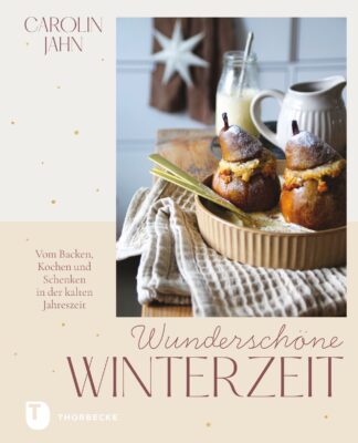 Wer noch Inspirationen zum Basteln und Dekorieren für Weihnachten braucht, kann sie sich aus diesen kreativen Büchern holen.
In „Wunderschöne Winterzeit“ von Caroline Jahr gibt es Rezepte für echtes Wohlfühlessen, aber auch Tipps, um die Zeit richtig zu genießen und sich an kleinen Dingen zu erfreuen (Thorbecke, 30 Euro).