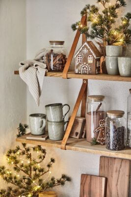 Keine Zeit, um ein Lebkuchenhaus zu backen? Das macht nichts, denn von Ib Laursen gibt es jetzt fertige Häuser aus Keramik zu kaufen, die die Küche köstlich in Szene setzen und mit einem Teelicht zum Leuchten bringen.
