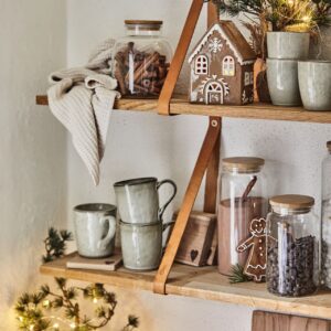 Keine Zeit, um ein Lebkuchenhaus zu backen? Das macht nichts, denn von Ib Laursen gibt es jetzt fertige Häuser aus Keramik zu kaufen, die die Küche köstlich in Szene setzen und mit einem Teelicht zum Leuchten bringen.