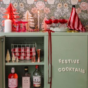 So niedlich verspielt kommen die Accessoires daher. Das liegt natürlich auch an der geblümten Tapete. Der Schrank ist von Mustard in der Farbe „Sage“.