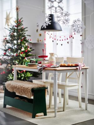Warum nicht den Weihnachtsbaum in der Küche platzieren, denn hier hält man sich oft auf und kann den Anblick ausgiebig genießen. Typisch in Grün und Rot kommen Tisch- und Raumdeko daher. Alles von Ikea.